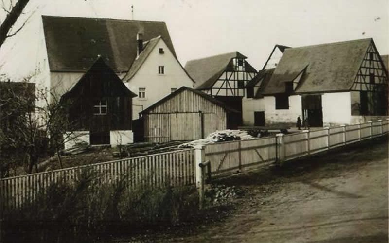 Mühle und Wohnhaus mit Dach verbunden und neue Säge ca. 1951